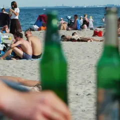 Czy na plaży można pić alkohol? Sprawdź przepisy i wyjątki
