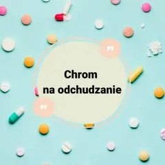 Kolorowe tabletki i kapsułki rozsypane na jasnoniebieskim tle. W centrum okrągły napis: "Chrom na odchudzanie".
