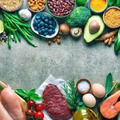 Składniki na dietę kopenhaską: owoce, warzywa, orzechy, nasiona, ryby, mięso, jajka.