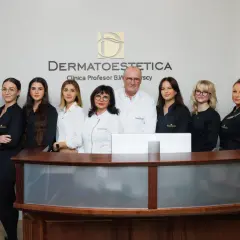 Zespół kliniki dermatologicznej i estetycznej, stojący za ladą.