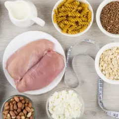 Składniki na dietę na masę mięśniową: kurczak, jajka, mleko, płatki owsiane, makaron, kasza gryczana, orzeszki ziemne, twaróg, obciążenia i skakanka.