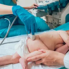 Kiedy wykonać badanie bioderek u niemowląt, aby uniknąć problemów?