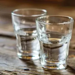 Czy alkohol zabija pleśń? Sprawdź skuteczność i ograniczenia metody