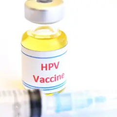 Szczepionka HPV w fiolce obok strzykawki. Zastanawiasz się nad hpv szczepionka cena?