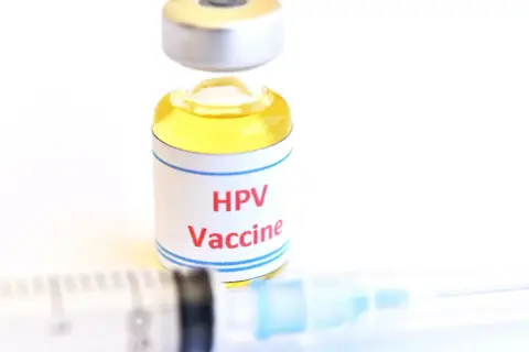 Szczepionka HPV w fiolce obok strzykawki. Zastanawiasz się nad hpv szczepionka cena?