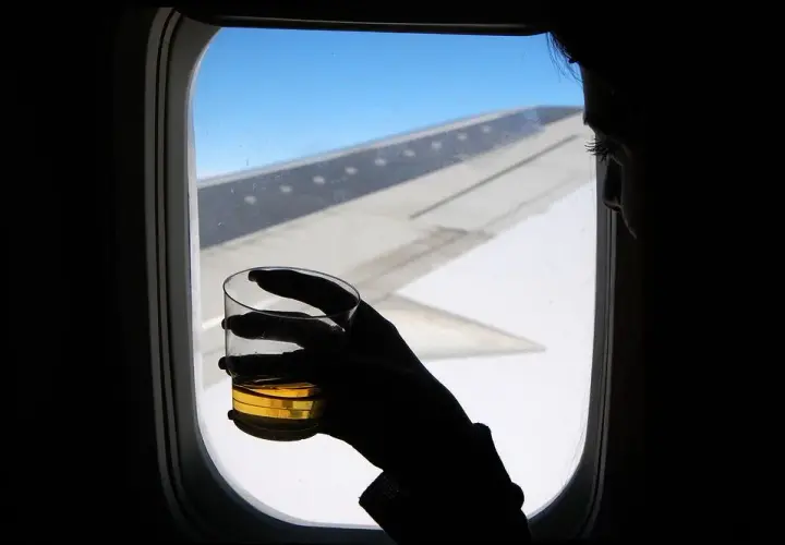 Czy można alkohol do samolotu? Oto zasady i ograniczenia, które musisz znać