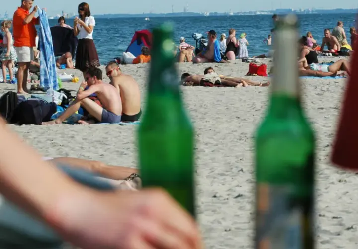 Czy na plaży można pić alkohol? Sprawdź przepisy i wyjątki
