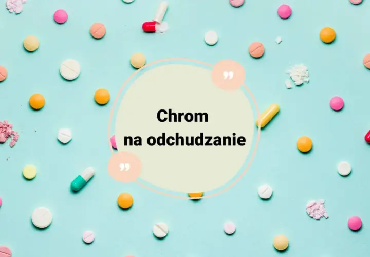 Kolorowe tabletki i kapsułki rozsypane na jasnoniebieskim tle. W centrum okrągły napis: "Chrom na odchudzanie".