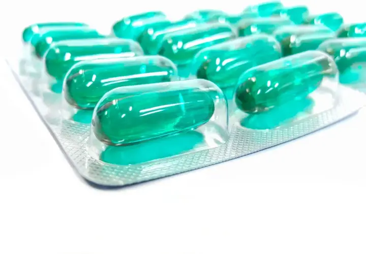 Zielone kapsułki w blistrze, gotowe do użycia. Pamiętaj o prawidłowym ibuprofen dawkowanie.