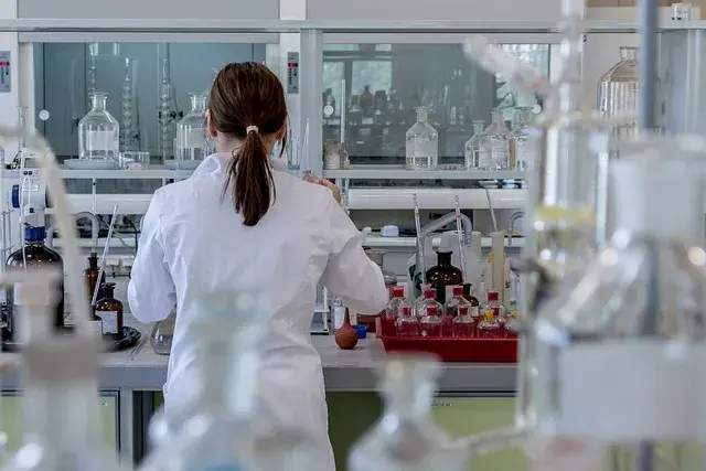 Kto pracuje w laboratorium? Poznaj kluczowe zawody i ich role