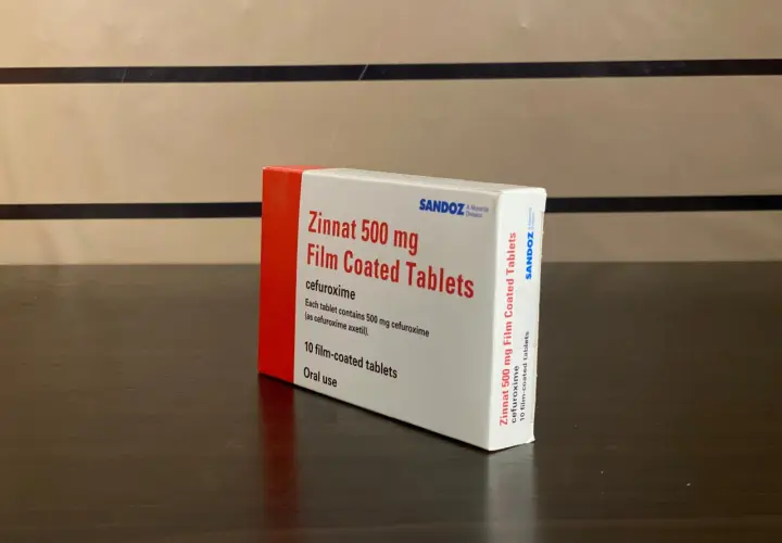 Opakowanie leku Zinnat 500 mg, zawierające 10 tabletek powlekanych do stosowania doustnego.