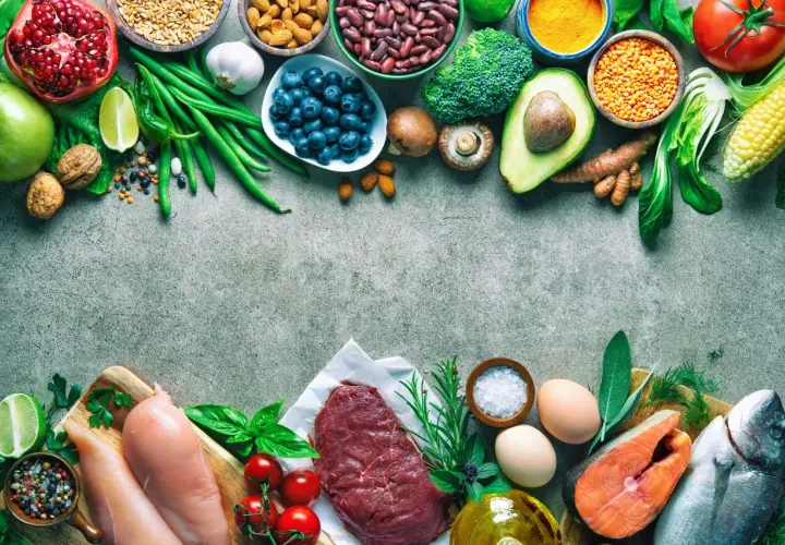 Składniki na dietę kopenhaską: owoce, warzywa, orzechy, nasiona, ryby, mięso, jajka.