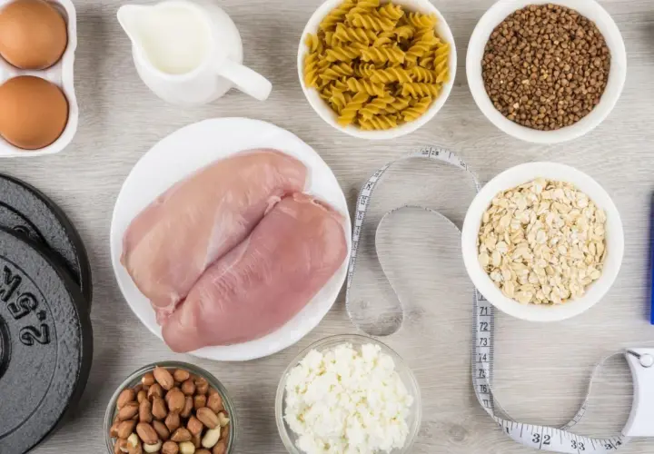 Składniki na dietę na masę mięśniową: kurczak, jajka, mleko, płatki owsiane, makaron, kasza gryczana, orzeszki ziemne, twaróg, obciążenia i skakanka.