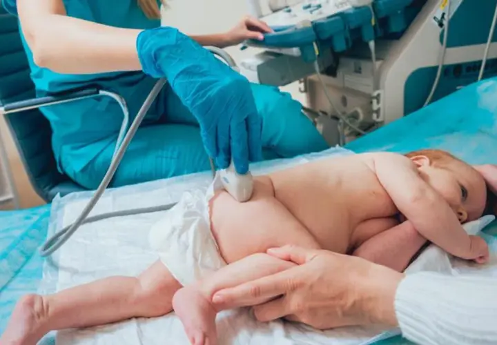 Kiedy wykonać badanie bioderek u niemowląt, aby uniknąć problemów?