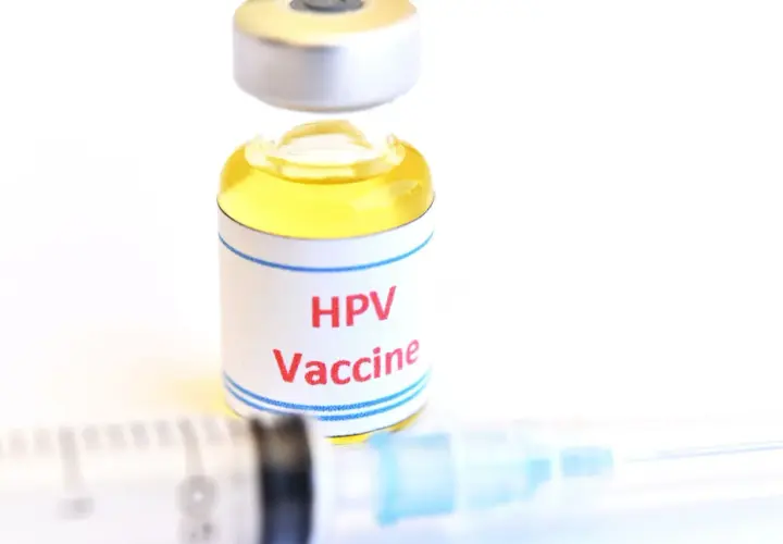 Szczepionka HPV w fiolce obok strzykawki. Zastanawiasz się nad hpv szczepionka cena?