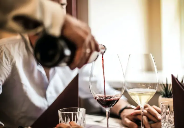 Czy w Wigilię można pić alkohol? Odpowiedzi na kontrowersje i tradycje