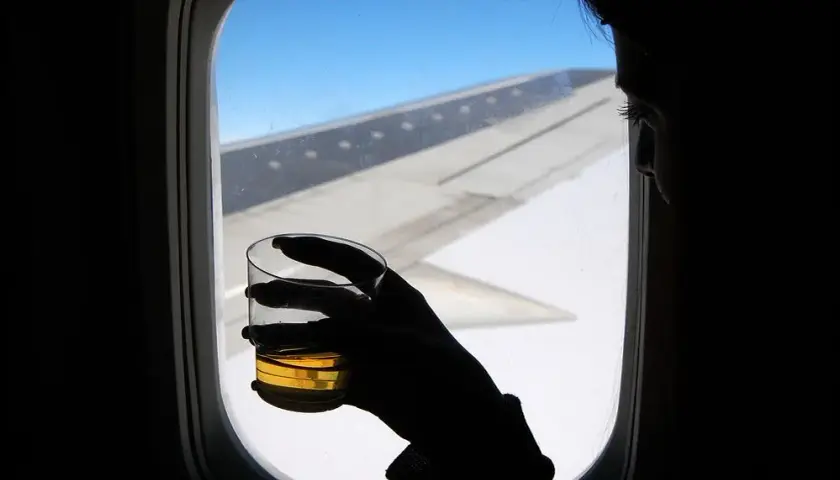 Czy można alkohol do samolotu? Oto zasady i ograniczenia, które musisz znać