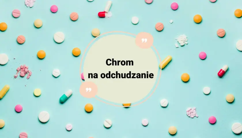 Kolorowe tabletki i kapsułki rozsypane na jasnoniebieskim tle. W centrum okrągły napis: "Chrom na odchudzanie".