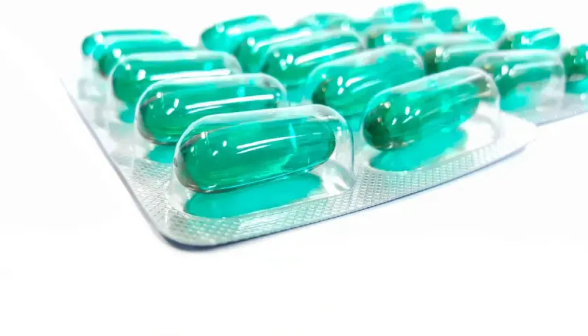 Zielone kapsułki w blistrze, gotowe do użycia. Pamiętaj o prawidłowym ibuprofen dawkowanie.