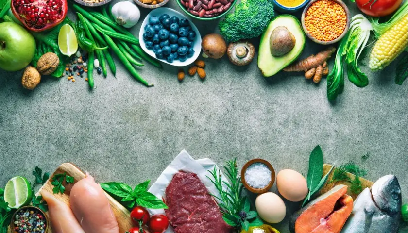 Składniki na dietę kopenhaską: owoce, warzywa, orzechy, nasiona, ryby, mięso, jajka.