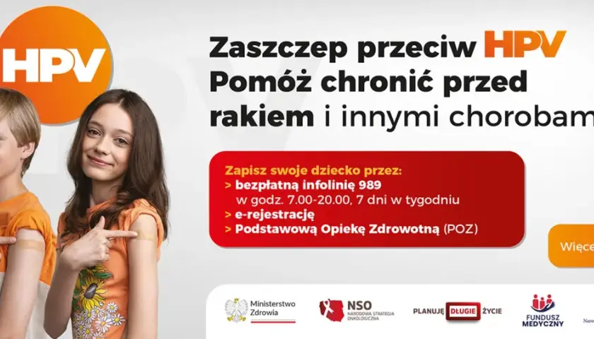 Dwoje uśmiechniętych dzieci z plastrem po szczepieniu. Kampania informacyjna o szczepionce na HPV.