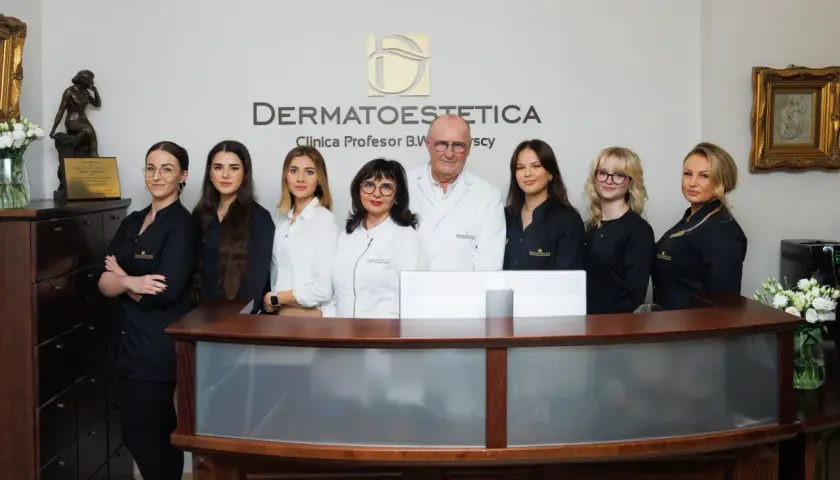 Zespół kliniki dermatologicznej i estetycznej, stojący za ladą.