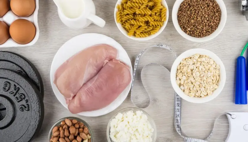 Składniki na dietę na masę mięśniową: kurczak, jajka, mleko, płatki owsiane, makaron, kasza gryczana, orzeszki ziemne, twaróg, obciążenia i skakanka.