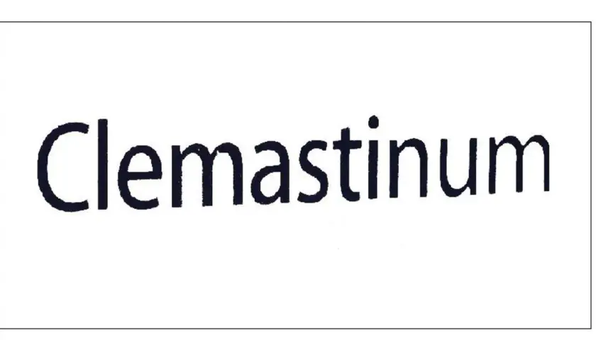 Napis "Clemastinum" na białym tle. Lek na co? Na alergie, swędzenie, katar.