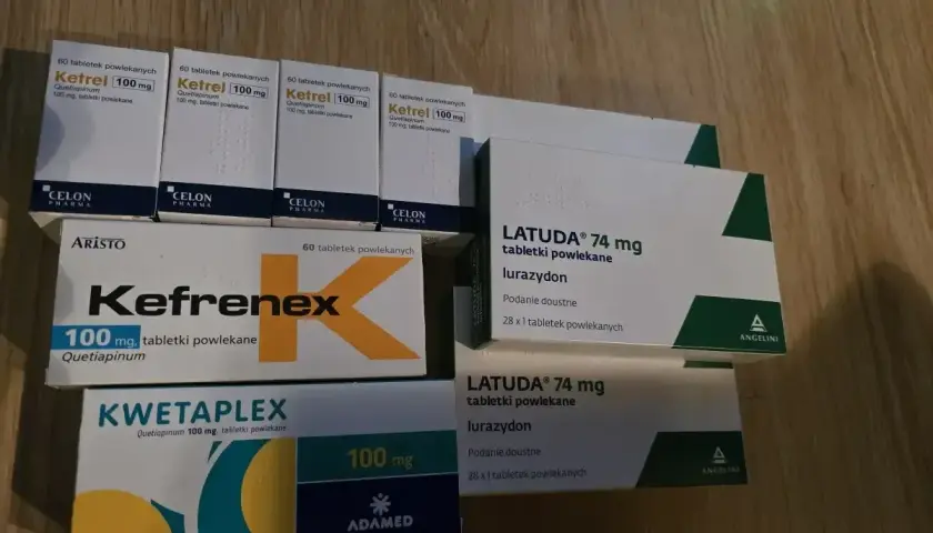 Kilka opakowań leków: Ketrel na co stosuje się w leczeniu schizofrenii i choroby dwubiegunowej, Kefrenex, Kwetaplex i Latuda.