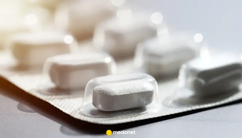 Białe tabletki w blistrze, gotowe do złagodzenia bólu. Skudexa na co? Na ból głowy, mięśni i stawów.