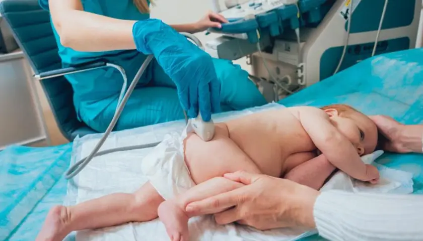 Kiedy wykonać badanie bioderek u niemowląt, aby uniknąć problemów?