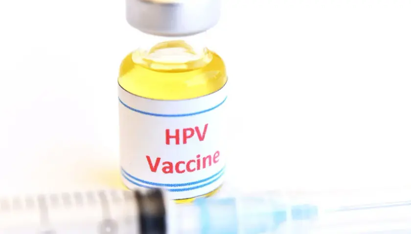 Szczepionka HPV w fiolce obok strzykawki. Zastanawiasz się nad hpv szczepionka cena?