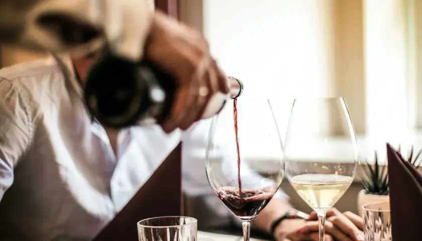 Czy w Wigilię można pić alkohol? Odpowiedzi na kontrowersje i tradycje