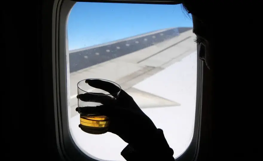 Czy można alkohol do samolotu? Oto zasady i ograniczenia, które musisz znać