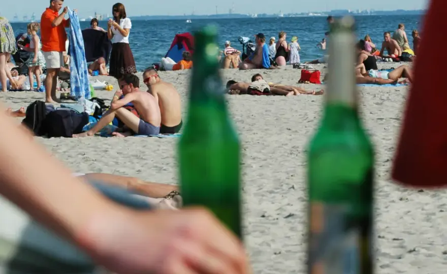 Czy na plaży można pić alkohol? Sprawdź przepisy i wyjątki