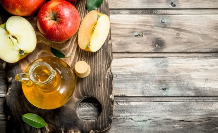 Ocet jabłkowy - fakty i mity. Kiedy pomaga, a kiedy szkodzi?