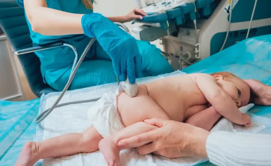 Kiedy wykonać badanie bioderek u niemowląt, aby uniknąć problemów?