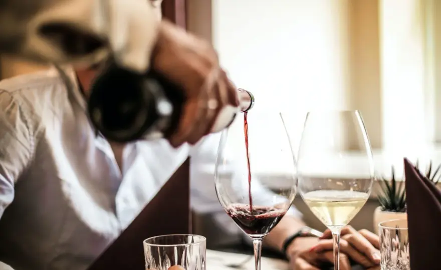 Czy w Wigilię można pić alkohol? Odpowiedzi na kontrowersje i tradycje