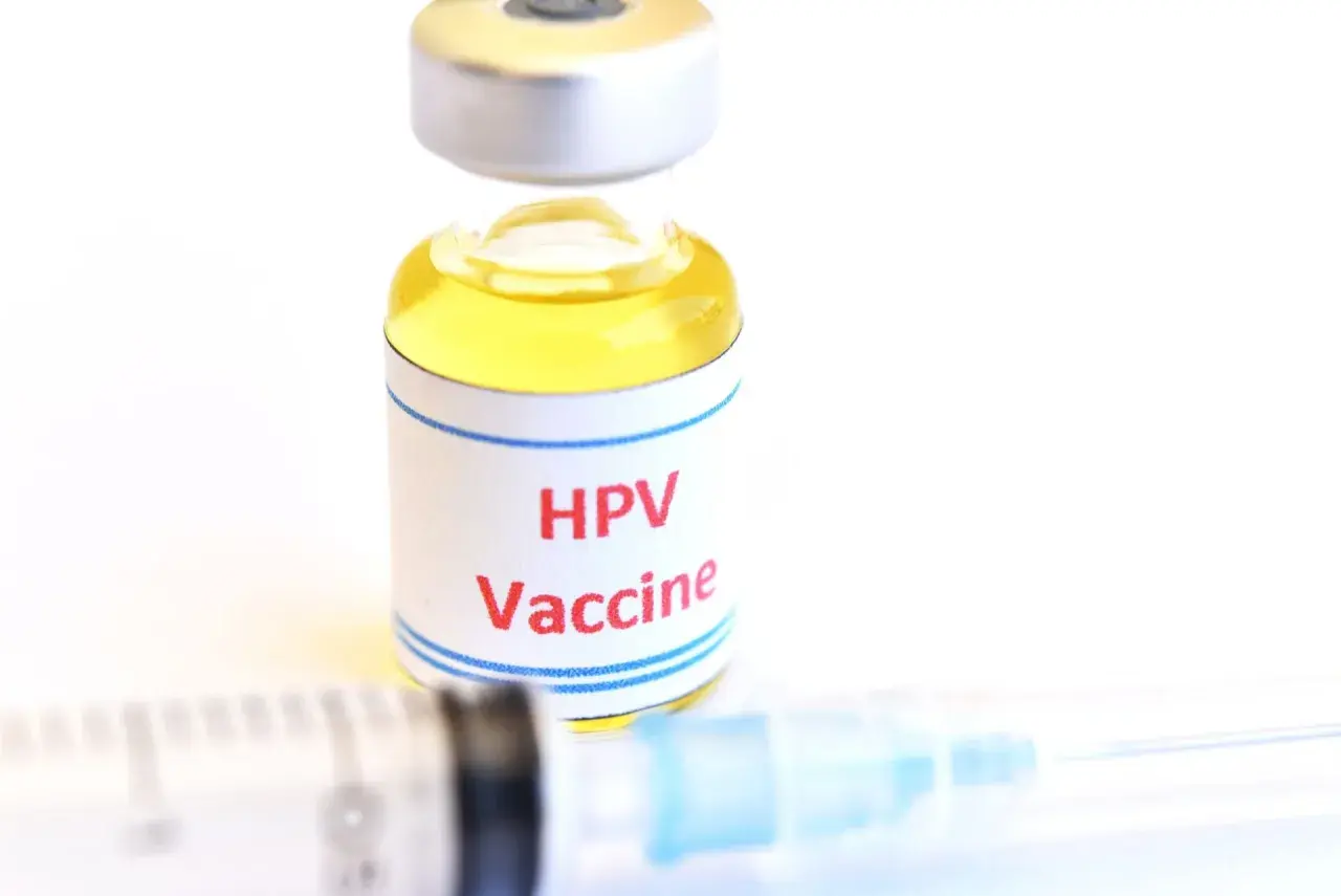 Szczepionka HPV w fiolce obok strzykawki. Zastanawiasz się nad hpv szczepionka cena?