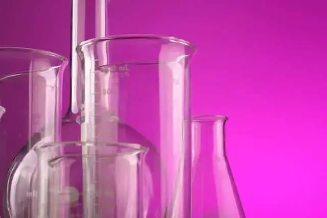 Zdjęcie Do czego służy probówka w laboratorium chemicznym – kluczowe zastosowania