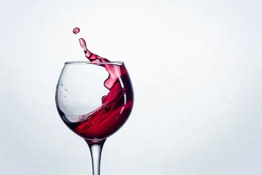 Zdjęcie Czy po permanentnym można pić alkohol? Unikaj powikłań i bólu
